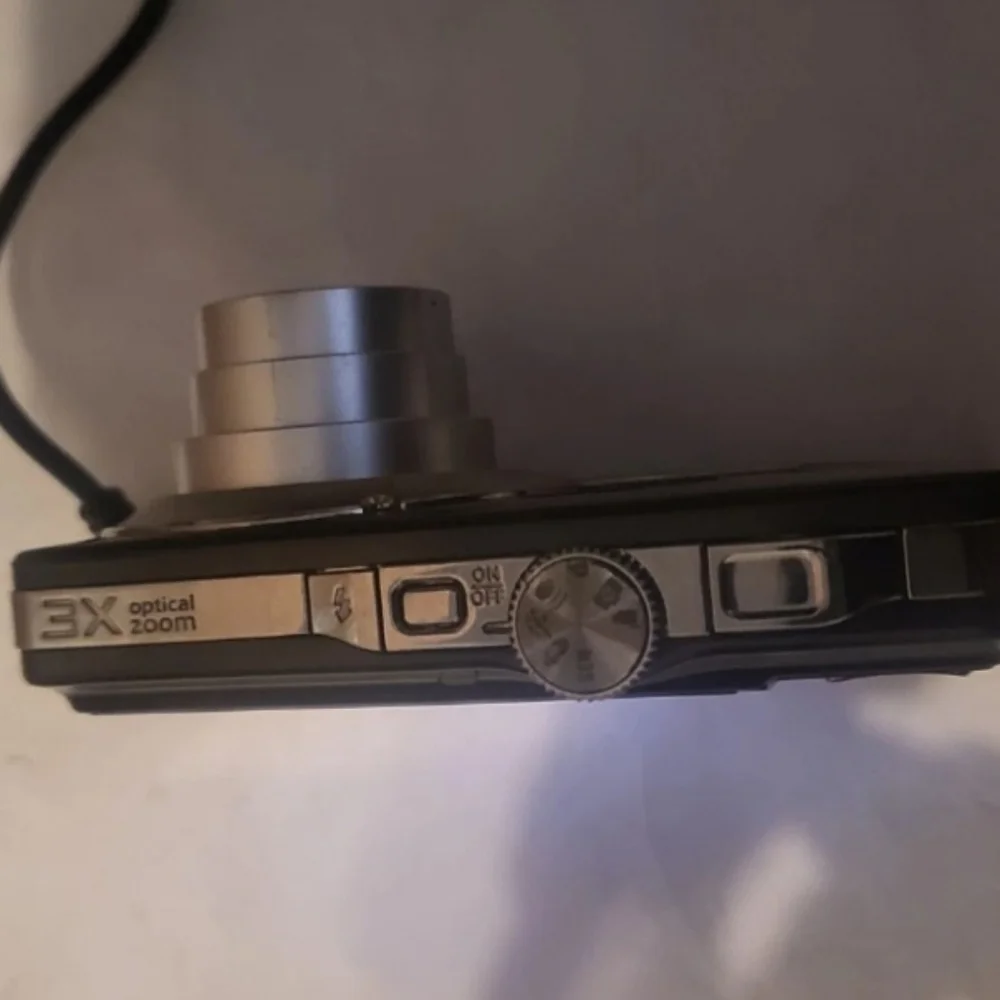 Kodak EasyShare M341 Digital Camera 12.2MP. No charger/battery Works
